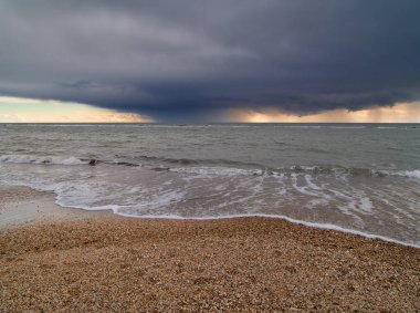 İtalya Sahil Hattı: Roma yakınlarındaki Ostia Lido 'da Fırtınalı Bir Gece