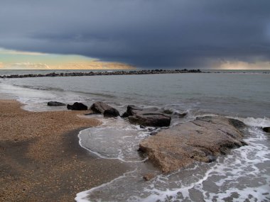 Fırtınalı Deniz Burnu Roma yakınlarındaki Ostia Lido 'ya yaklaşıyor.