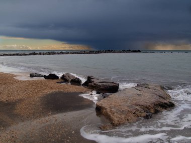 İtalyan Sahilinde Dramatik Bulutlar ve Huzurlu Dalgalar