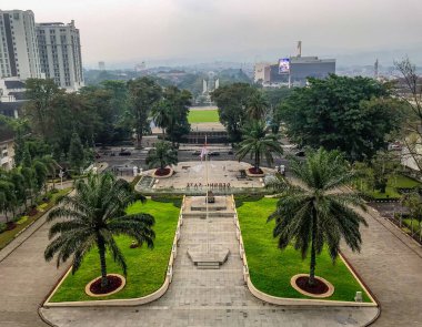 YÜKSEK COURTYARD YÖNETMENİ İÇİN GÖREV
