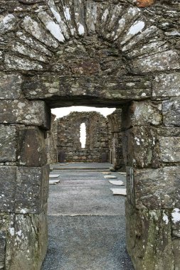 Dağlarda eski bir şatonun kalıntıları.