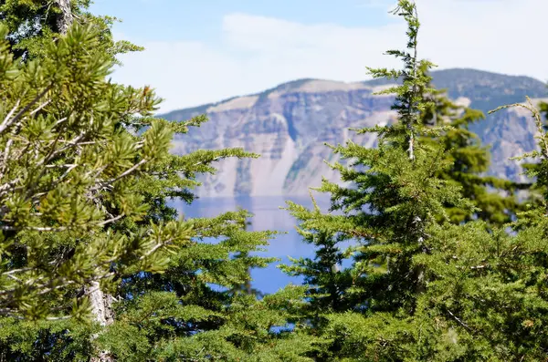 Moraine Gölü, Kanada, Mayıs 2016: Dağlık Göl manzaralı Moraine Gölü, ulusal