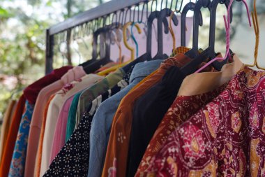 Askıda asılı giysiler. Batik motifli kıyafetler