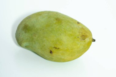 Beyaz arka planda taze yeşil mango tropikal meyvesi.