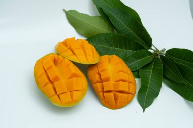 Beyaz arka planda yeşil mango ve mango dilimleri