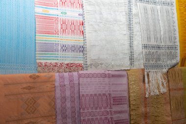 Kuzey Sumatra Dekranasda Galerisi 'ndeki bir sergide, çeşitli güzel motiflerle elle dokunmuş Batak ulos dokuması.