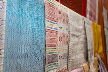 Kuzey Sumatra Dekranasda Galerisi 'ndeki bir sergide, çeşitli güzel motiflerle elle dokunmuş Batak ulos dokuması.