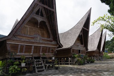 Medan, Endonezya 29 Kasım 2024: Hutaraja Köyü 'ndeki Batak Toba kabilesinin (Rumah Bolon) geleneksel evi, Toba Gölü kıyısında bir köy, Samosir Regency, Kuzey Sumatra. Bu köy Endonezya 'daki en büyük ulos kumaşı üreticisidir. Sen