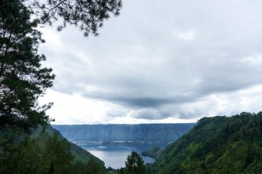 Burası sosyal medyada yayılan Başkan Jokowi ve Bayan Iriana 'nın fotoğrafı. Gölgeli çam ağaçlarıyla çevrili Kaldera Toba Göçebe Kaçışı Toba Regency, Kuzey Sumatra 'da bulunan doğal ve sakinleştirici bir atmosfer sunar.