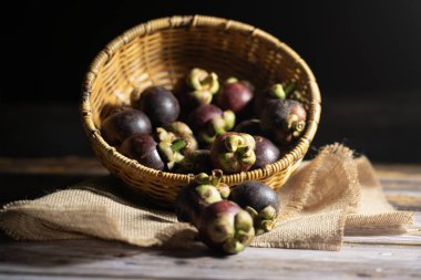 Ahşap masadaki sepetteki gençlerin yakın çekimi.