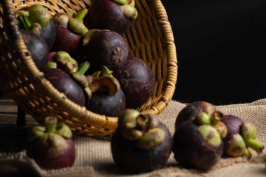 Ahşap masadaki sepetteki gençlerin yakın çekimi.