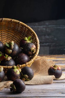 Ahşap masadaki sepetteki gençlerin yakın çekimi.