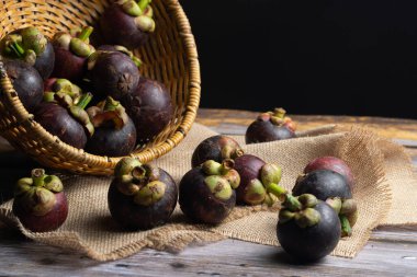 Ahşap masadaki sepetteki gençlerin yakın çekimi.