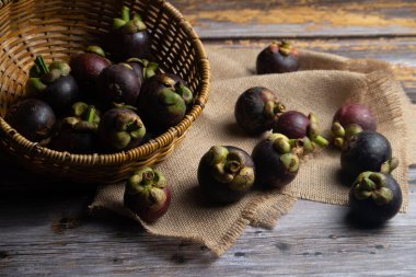 Ahşap masadaki sepetteki gençlerin yakın çekimi.