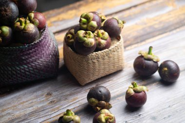 Ahşap masadaki sepetteki gençlerin yakın çekimi.