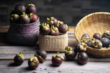 Ahşap masadaki sepetteki gençlerin yakın çekimi.