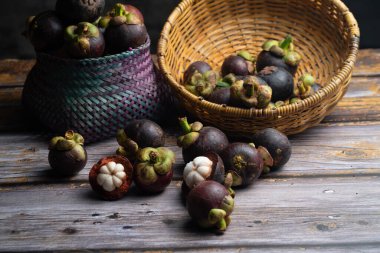 Ahşap masadaki sepetteki gençlerin yakın çekimi.