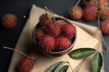 Taze ve olgun rambutan meyvesi. Ağızda tatlı bir tat, ahşap bir masada.