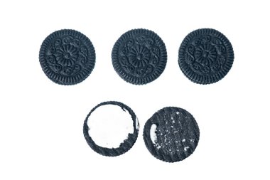 Beyaz arkaplanda izole edilmiş bisküvi kurabiyeleri.