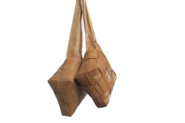 Beyaz arkaplanda ketupat veya pirinç köftesi