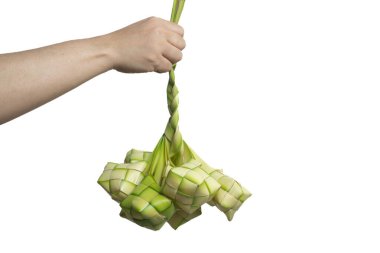 Beyaz arka planda el ele tutuşan ketupat ya da pirinç köftesi