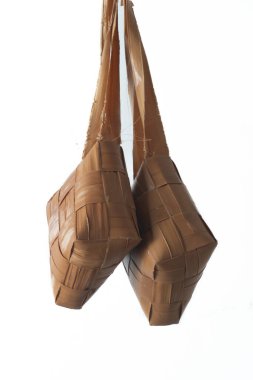 Beyaz arkaplanda ketupat veya pirinç köftesi