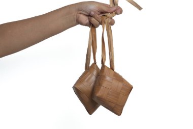 Beyaz arka planda el ele tutuşan ketupat ya da pirinç köftesi