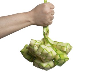 Beyaz arka planda el ele tutuşan ketupat ya da pirinç köftesi