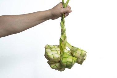 Beyaz arka planda el ele tutuşan ketupat ya da pirinç köftesi
