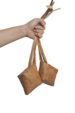 Beyaz arka planda el ele tutuşan ketupat ya da pirinç köftesi