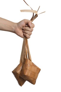 Beyaz arkaplanda ketupat veya pirinç köftesi