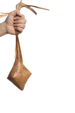 Beyaz arkaplanda ketupat veya pirinç köftesi