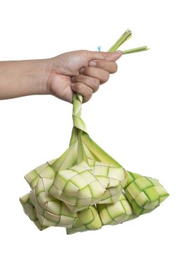 Beyaz arka planda el ele tutuşan ketupat ya da pirinç köftesi
