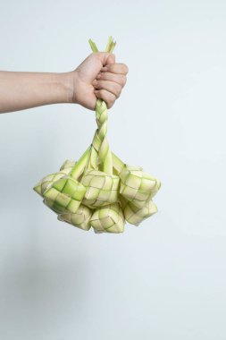 Beyaz arka planda el ele tutuşan ketupat ya da pirinç köftesi