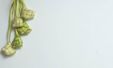 Beyaz arkaplanda ketupat veya pirinç köftesi