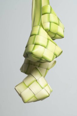 Beyaz arkaplanda ketupat veya pirinç köftesi