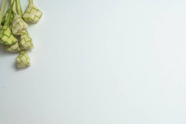 Beyaz arkaplanda ketupat veya pirinç köftesi