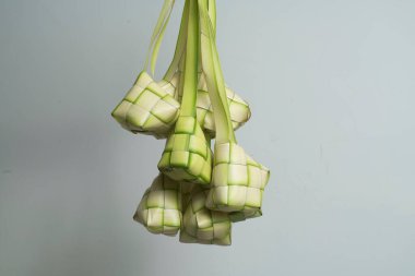 Beyaz arkaplanda ketupat veya pirinç köftesi