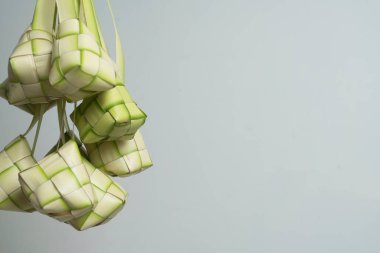 Beyaz arkaplanda ketupat veya pirinç köftesi