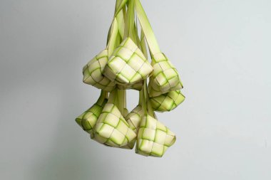 Beyaz arkaplanda ketupat veya pirinç köftesi