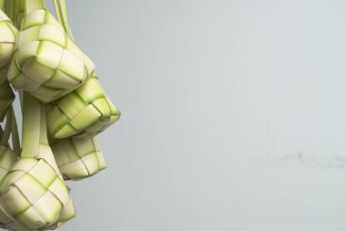 Beyaz arkaplanda ketupat veya pirinç köftesi