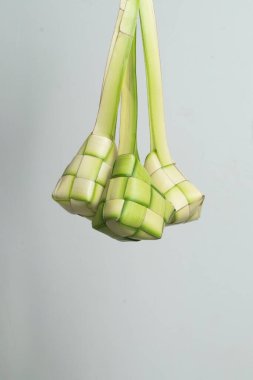 Beyaz arkaplanda ketupat veya pirinç köftesi