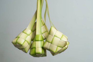 Beyaz arkaplanda ketupat veya pirinç köftesi