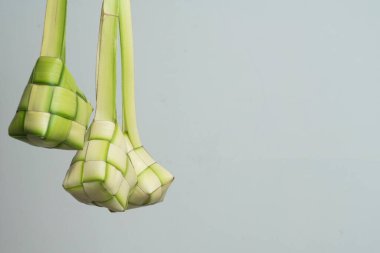 Beyaz arkaplanda ketupat veya pirinç köftesi