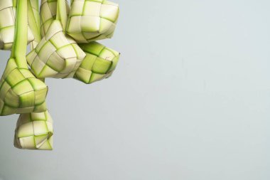 Beyaz arkaplanda ketupat veya pirinç köftesi