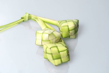 Beyaz arkaplanda ketupat veya pirinç köftesi