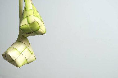 Beyaz arkaplanda ketupat veya pirinç köftesi