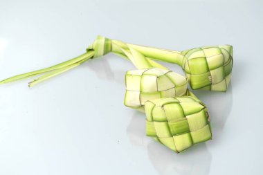 Beyaz arkaplanda ketupat veya pirinç köftesi