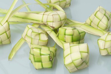 Beyaz arkaplanda ketupat veya pirinç köftesi