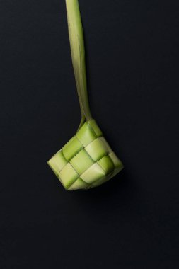 Siyah zemin üzerinde izole edilmiş ketupat veya pirinç köftesi